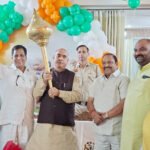 विकसित फरीदाबाद रैली के मंच पर मुख्यमंत्री नायब सिंह सैनी ने विधायक पं. मूलचंद शर्मा के जन्मदिन का केक काटा और मुंह मीठा कराया , सेक्टर-8 स्थित उनके कार्यालय पर कार्यकर्ताओ ने जेसीबी से फूल बरसाकर दीं शुभकामनाएं