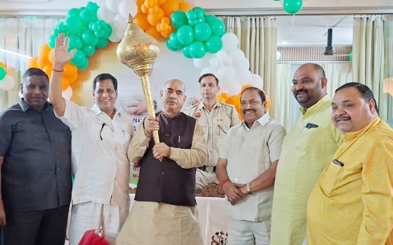 विकसित फरीदाबाद रैली के मंच पर मुख्यमंत्री नायब सिंह सैनी ने विधायक पं. मूलचंद शर्मा के जन्मदिन का केक काटा और मुंह मीठा कराया , सेक्टर-8 स्थित उनके कार्यालय पर कार्यकर्ताओ ने जेसीबी से फूल बरसाकर दीं शुभकामनाएं