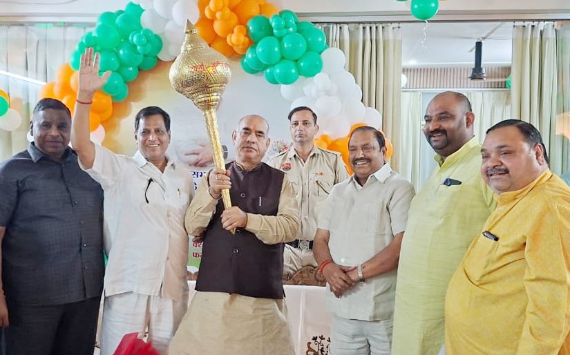 विकसित फरीदाबाद रैली के मंच पर मुख्यमंत्री नायब सिंह सैनी ने विधायक पं. मूलचंद शर्मा के जन्मदिन का केक काटा और मुंह मीठा कराया , सेक्टर-8 स्थित उनके कार्यालय पर कार्यकर्ताओ ने जेसीबी से फूल बरसाकर दीं शुभकामनाएं