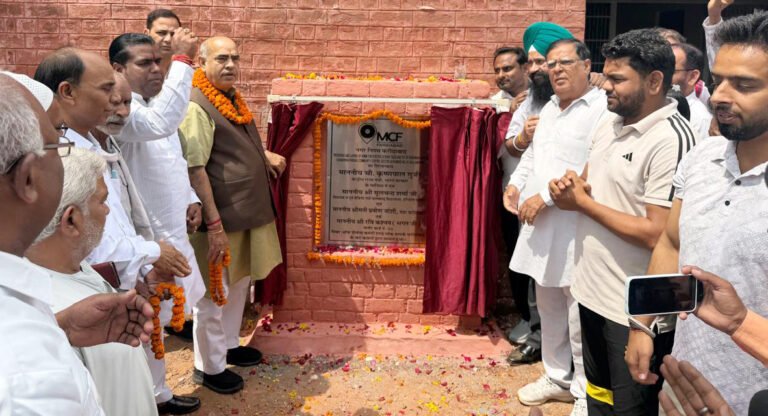 बल्लभगढ़ विधानसभा क्षेत्र के वार्ड-3 स्थित चन्द्रिका प्रसाद सामुदायिक भवन, मुजेसर में लगभग 14 लाख रुपये की लागत से इंटरलॉकिंग टाइल लगाने के कार्य का शुभारंभ किया