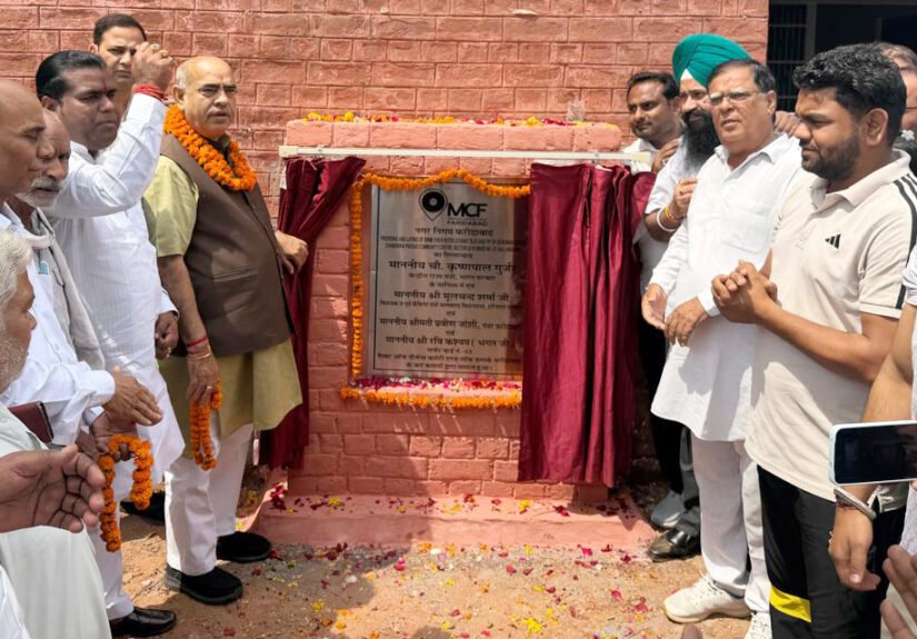 बल्लभगढ़ विधानसभा क्षेत्र के वार्ड-3 स्थित चन्द्रिका प्रसाद सामुदायिक भवन, मुजेसर में लगभग 14 लाख रुपये की लागत से इंटरलॉकिंग टाइल लगाने के कार्य का शुभारंभ किया