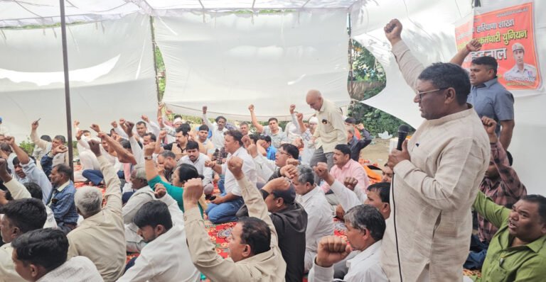 हरियाणा अग्निशमन कर्मचारी तीसरे दिन भी लगातार रहे हड़ताल पर , प्रदेश सरकार के 30-30 लाख रुपए व नोकरी देने के प्रस्ताव को किया खारिज