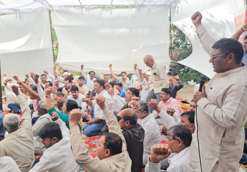 हरियाणा अग्निशमन कर्मचारी तीसरे दिन भी लगातार रहे हड़ताल पर , प्रदेश सरकार के 30-30 लाख रुपए व नोकरी देने के प्रस्ताव को किया खारिज