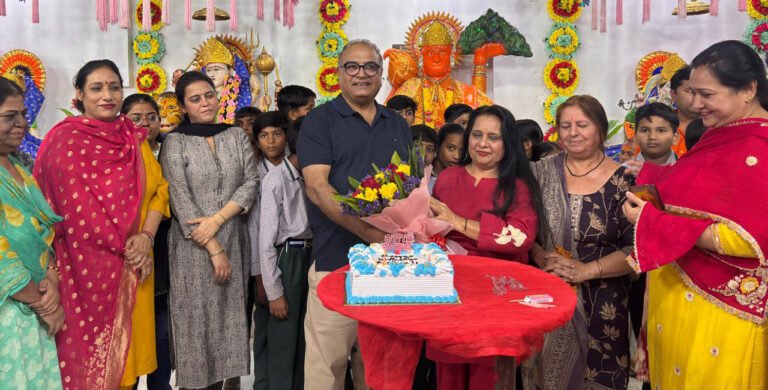 सिद्धपीठ श्री हनुमान मंदिर मार्किट नंबर-1, के प्रधान डा. राजेश भाटिया का जन्मदिवस धूमधाम से मनाया