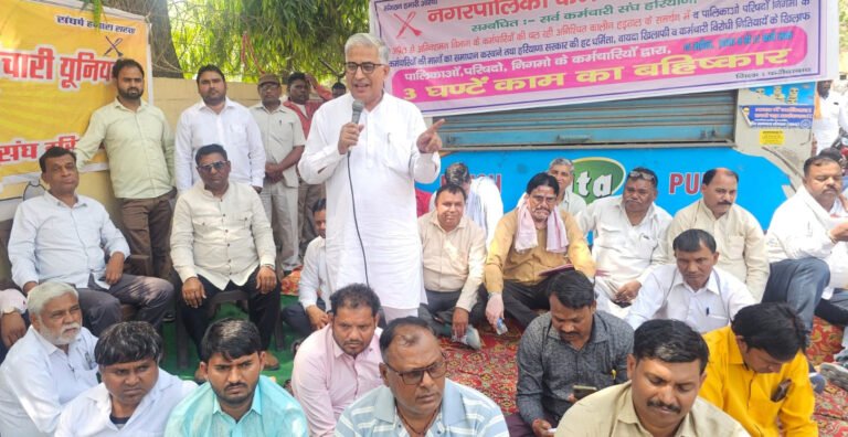 सरकार व विभाग की वादाखिलाफी के खिलाफ बृहस्पतिवार को नगर कर्मचारियों ने 3 घंटे काम बंद कर निगम मुख्यालय पर जोरदार प्रदर्शन किया