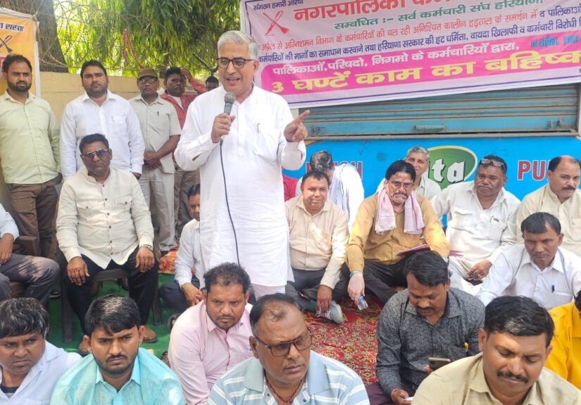 सरकार व विभाग की वादाखिलाफी के खिलाफ बृहस्पतिवार को नगर कर्मचारियों ने 3 घंटे काम बंद कर निगम मुख्यालय पर जोरदार प्रदर्शन किया