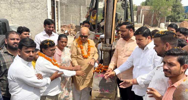 वार्ड नंबर- 45 की सूबेदार कॉलोनी की में लगभग 45 लाख रुपये की लागत से डाली जाने वाली पेयजल पाइप लाइन के कार्य का विधिवत शुभारंभ विधायक पं. मूलचंद शर्मा ने किया