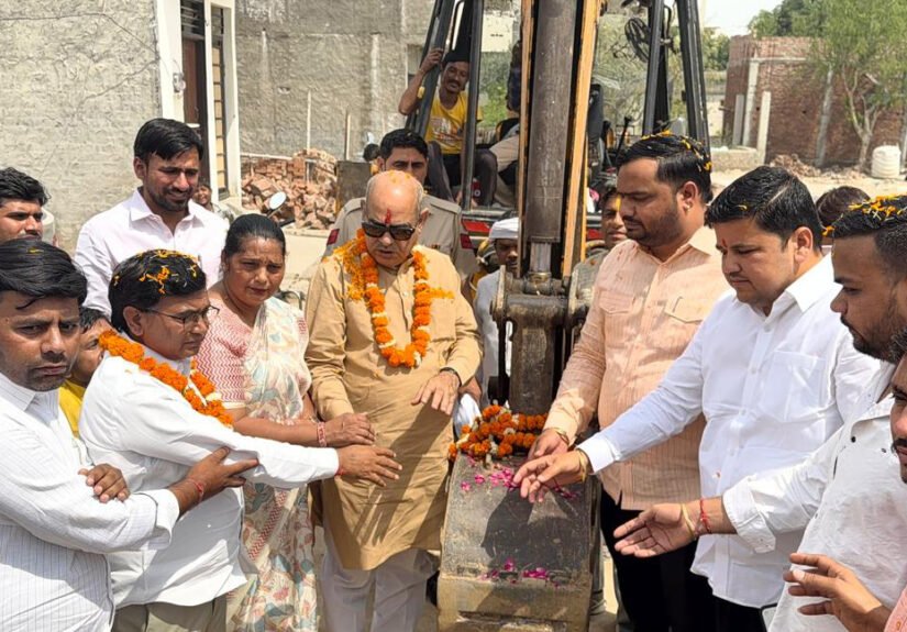 वार्ड नंबर- 45 की सूबेदार कॉलोनी की में लगभग 45 लाख रुपये की लागत से डाली जाने वाली पेयजल पाइप लाइन के कार्य का विधिवत शुभारंभ विधायक पं. मूलचंद शर्मा ने किया