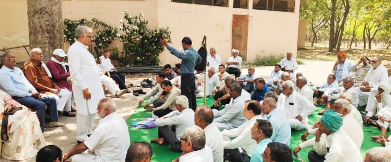 सरकार से नाराज़ रिटायर कर्मचारियों ने डीसी आफिस पर दिया धरना, मांगों का सौंपा ज्ञापन