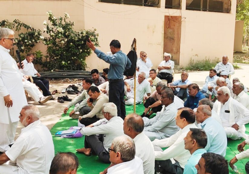 सरकार से नाराज़ रिटायर कर्मचारियों ने डीसी आफिस पर दिया धरना, मांगों का सौंपा ज्ञापन