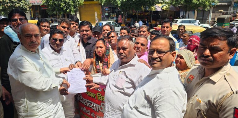 रणवीर एवं भवीचंद को न्याय दिलाने के लिए फायर कर्मचारी व नगर निगम के कर्मचारियों ने बल्लमगढ़ के विधायक मूलचंद शर्मा के कार्यालय पर प्रदर्शन कर ज्ञापन सोपा