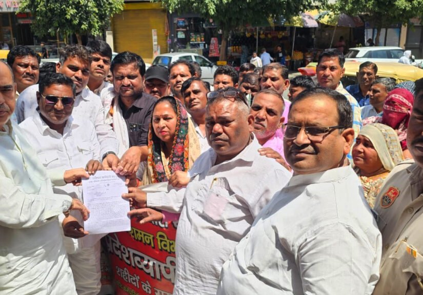 रणवीर एवं भवीचंद को न्याय दिलाने के लिए फायर कर्मचारी व नगर निगम के कर्मचारियों ने बल्लमगढ़ के विधायक मूलचंद शर्मा के कार्यालय पर प्रदर्शन कर ज्ञापन सोपा