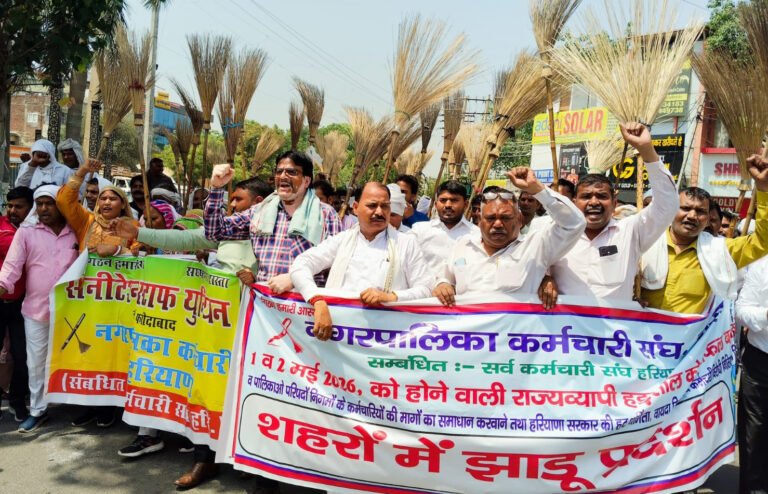 नगर निगम कर्मचारियों ने दमकल कर्मियों के समर्थन में उल्टी झाड़ू हाथो में लेकर जुलुस निकला और सरकार के विरुद्ध जमकर नारेबाजी की