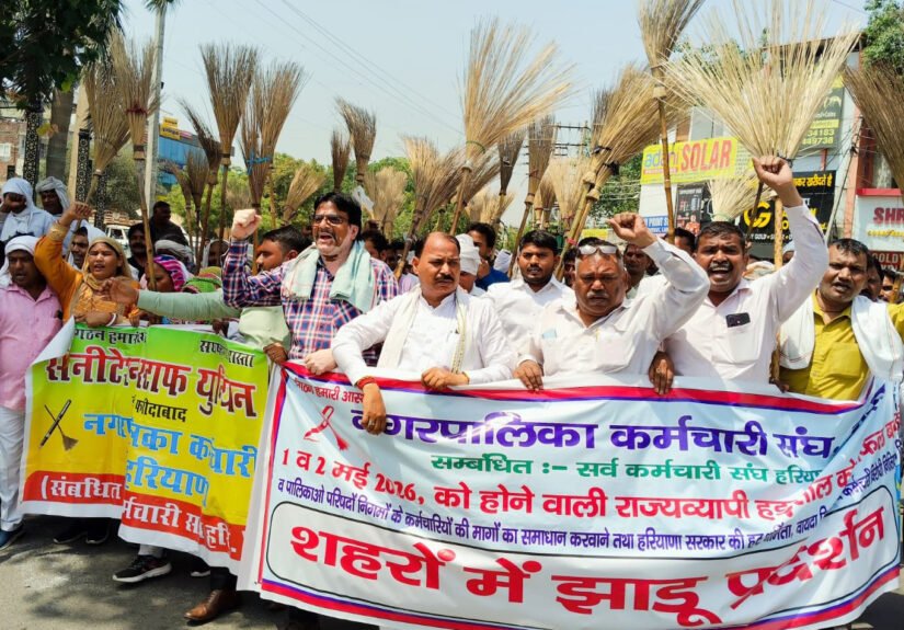 नगर निगम कर्मचारियों ने दमकल कर्मियों के समर्थन में उल्टी झाड़ू हाथो में लेकर जुलुस निकला और सरकार के विरुद्ध जमकर नारेबाजी की