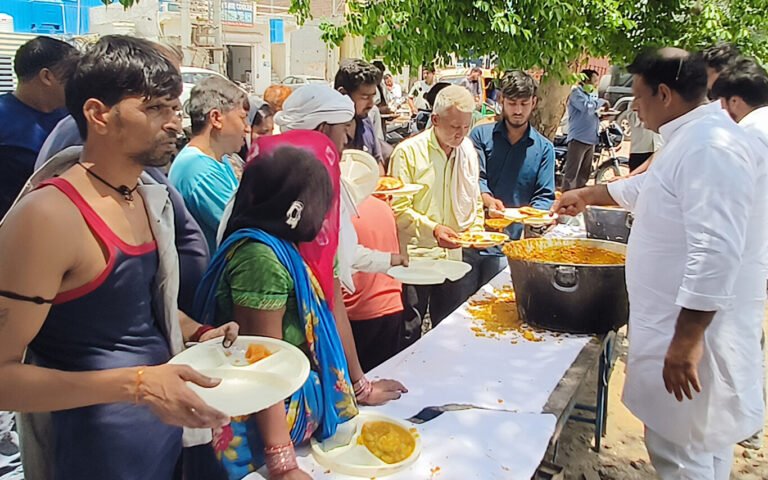 शनि अमावस्या पर राहगीरों को आलू-पूड़ी और हलवा का प्रसाद वितरित किया