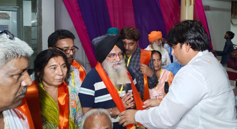 सीएम नायब सिंह सैनी की पहल से साकार हो रहा श्रद्धालुओं का तीर्थ यात्रा का सपना, सफदरजंग रेलवे स्टेशन से विधायक मुकेश शर्मा ने दिखाई तीर्थ यात्रियों की रेल को हरी झंडी