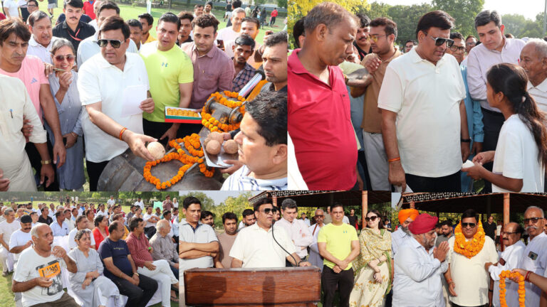 कैबिनेट मंत्री श्री विपुल गोयल ने सेक्टर 12 स्थित टाउन पार्क में सिंथेटिक जॉगिंग ट्रैक, ओपन एयर थिएटर, बाउंड्री वॉल सहित अन्य जनसुविधाओं से जुड़े विभिन्न विकास कार्यों का किया उद्घाटन
