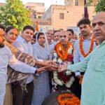 बल्लभगढ़ सेक्टर- 2 में विधायक पं. मूलचंद शर्मा ने सोसाइटियों के बीच की सड़क को आरएमसी से बनाए जाने के कार्य का मुहूर्त किया, वीटा गेट के सामने फुड़वाया नारियल