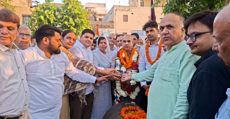 बल्लभगढ़ सेक्टर- 2 में विधायक पं. मूलचंद शर्मा ने सोसाइटियों के बीच की सड़क को आरएमसी से बनाए जाने के कार्य का मुहूर्त किया, वीटा गेट के सामने फुड़वाया नारियल