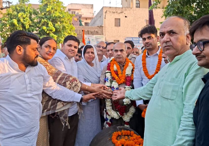 बल्लभगढ़ सेक्टर- 2 में विधायक पं. मूलचंद शर्मा ने सोसाइटियों के बीच की सड़क को आरएमसी से बनाए जाने के कार्य का मुहूर्त किया, वीटा गेट के सामने फुड़वाया नारियल