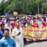नगर निगम के कर्मचारियों की हड़ताल के चलते शहर में सफाई – सीवर का काम पूरी तरह से बंद, मुख्य बाजारों में कूड़े के ढेर लगे हुए हैं