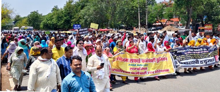 नगर निगम के कर्मचारियों की हड़ताल के चलते शहर में सफाई – सीवर का काम पूरी तरह से बंद, मुख्य बाजारों में कूड़े के ढेर लगे हुए हैं