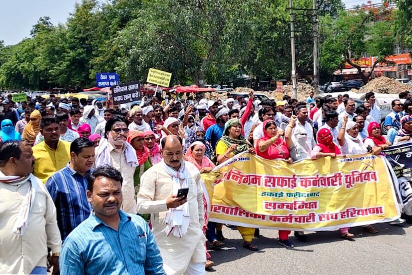 नगर निगम के कर्मचारियों की हड़ताल के चलते शहर में सफाई – सीवर का काम पूरी तरह से बंद, मुख्य बाजारों में कूड़े के ढेर लगे हुए हैं