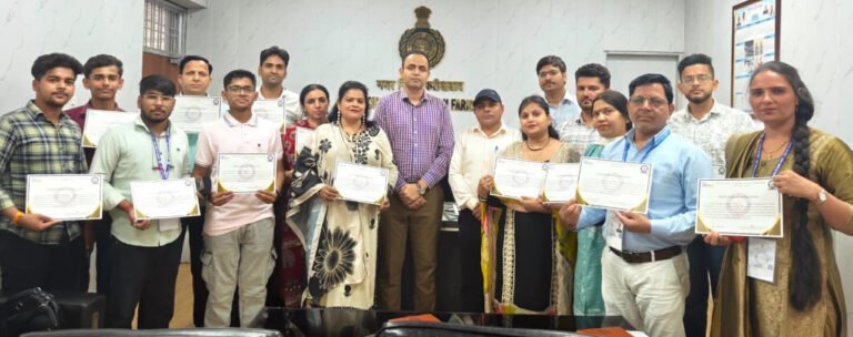 जनगणना कार्य पूरा करने वाले प्रगणकों को दिए गए प्रशंसा प्रमाण पत्र  हमारी जनगणना हमारा विकास  – गौरव अंतिल एडिशनल कमिश्नर