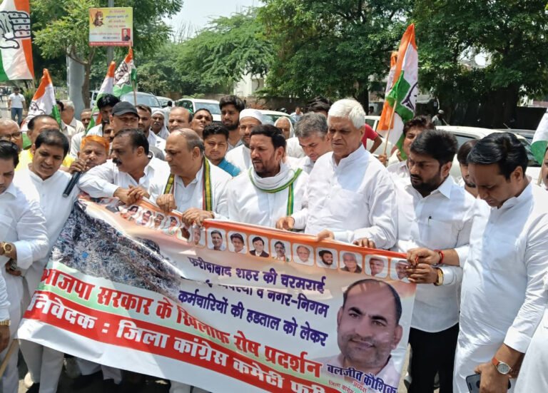 शहर में चरमराई सफाई व्यवस्था को लेकर जिला कांग्रेस कमेटी के तत्वाधान में जोरदार विरोध प्रदर्शन किया , बदहाल शहर, सोई सरकार: बलजीत कौशिक